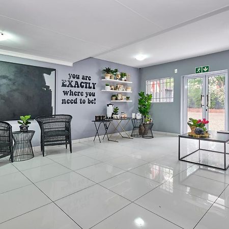 Inn & Out Sandton ヨハネスブルグ エクステリア 写真