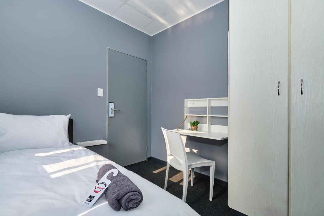 Inn & Out Sandton ヨハネスブルグ エクステリア 写真