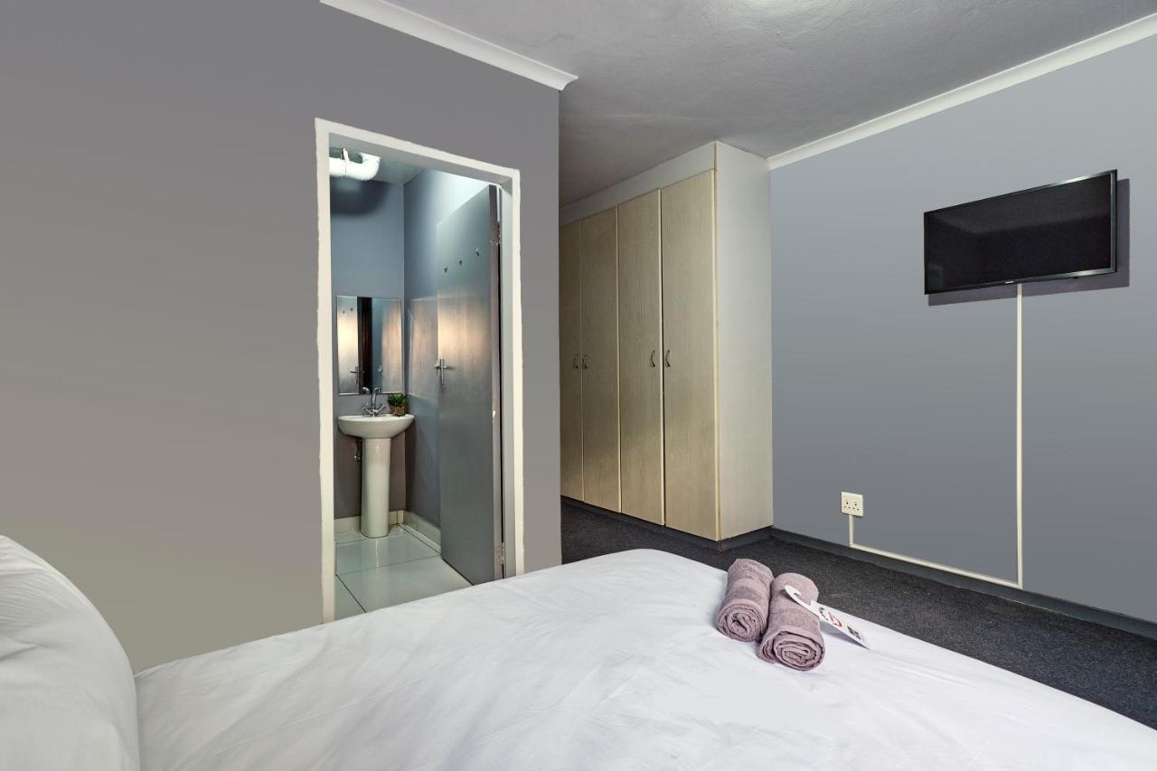 Inn & Out Sandton ヨハネスブルグ エクステリア 写真