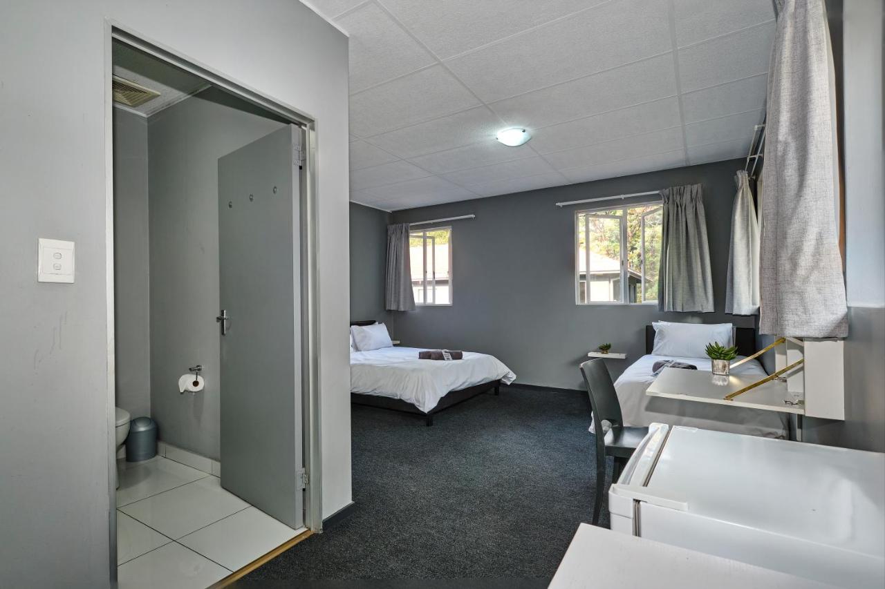 Inn & Out Sandton ヨハネスブルグ エクステリア 写真