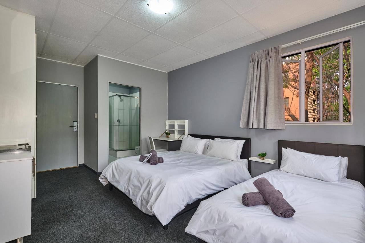Inn & Out Sandton ヨハネスブルグ エクステリア 写真