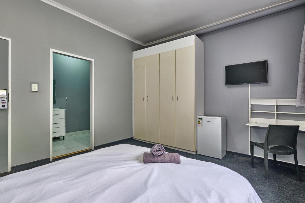 Inn & Out Sandton ヨハネスブルグ エクステリア 写真