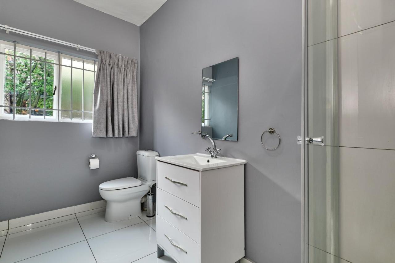 Inn & Out Sandton ヨハネスブルグ エクステリア 写真