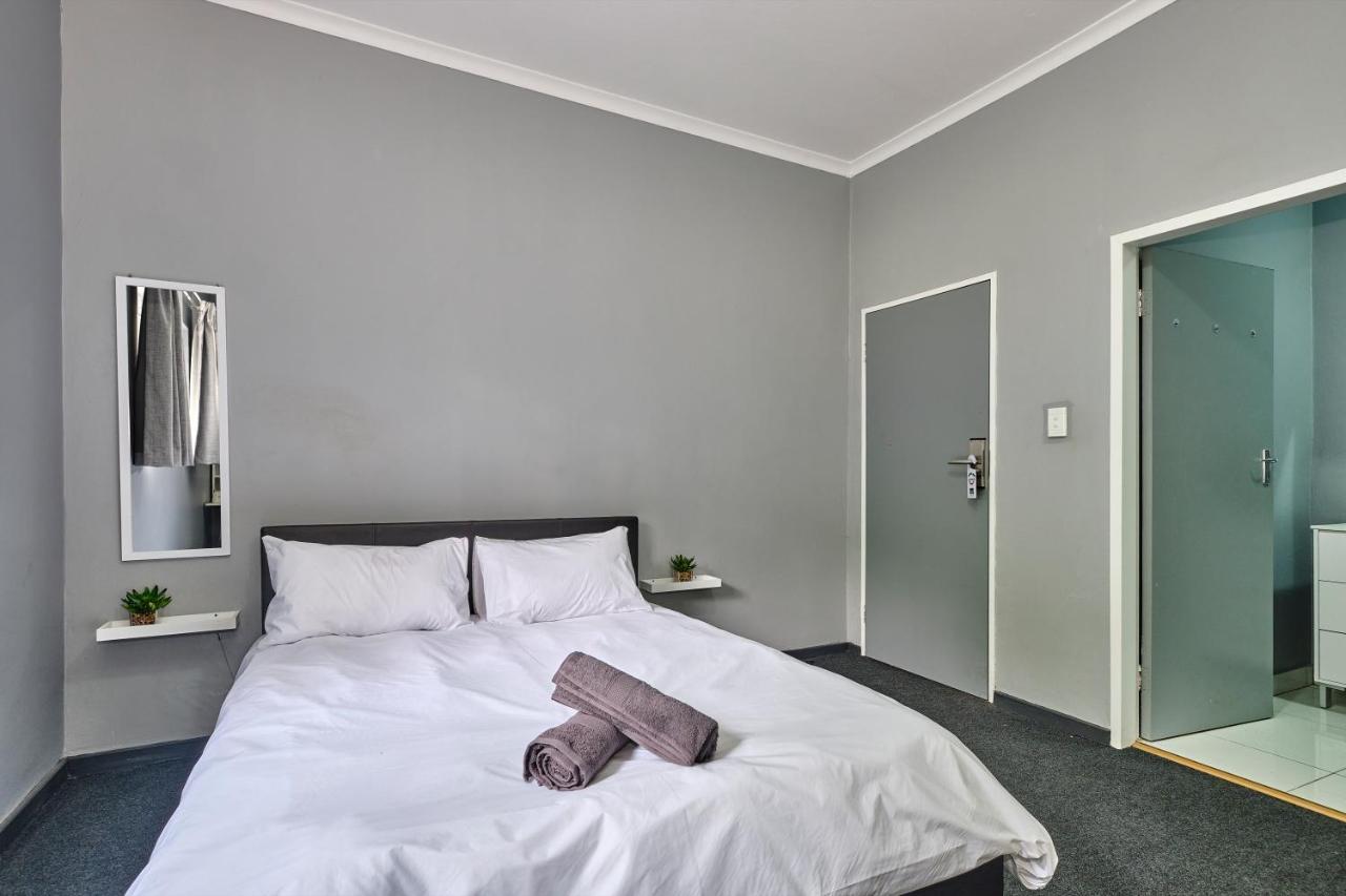 Inn & Out Sandton ヨハネスブルグ エクステリア 写真