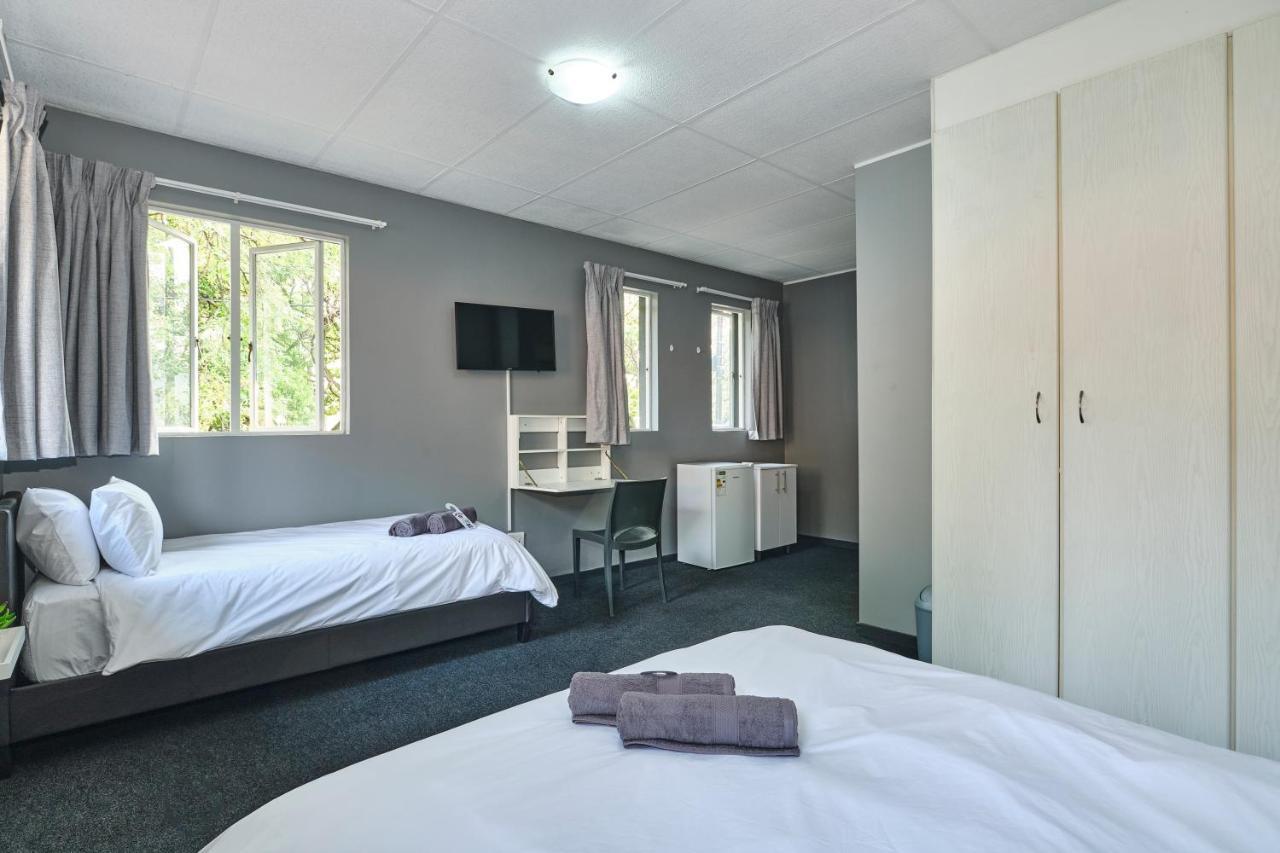 Inn & Out Sandton ヨハネスブルグ エクステリア 写真